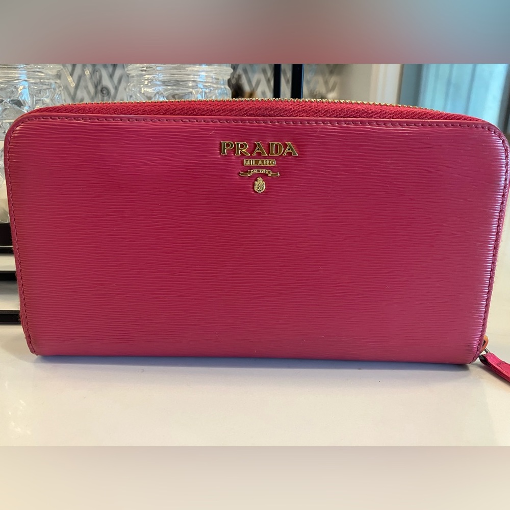 Prada wallet like brand new barely used